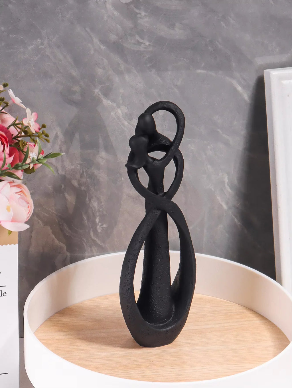 Escultura Casal em Abraço — Símbolo de Amor e Conexão