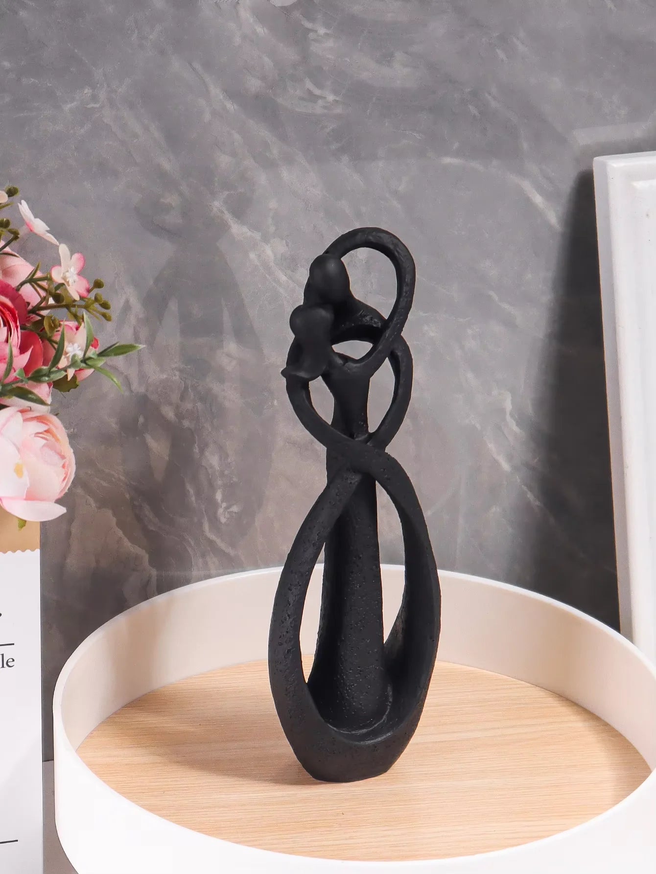 Escultura Casal em Abraço — Símbolo de Amor e Conexão