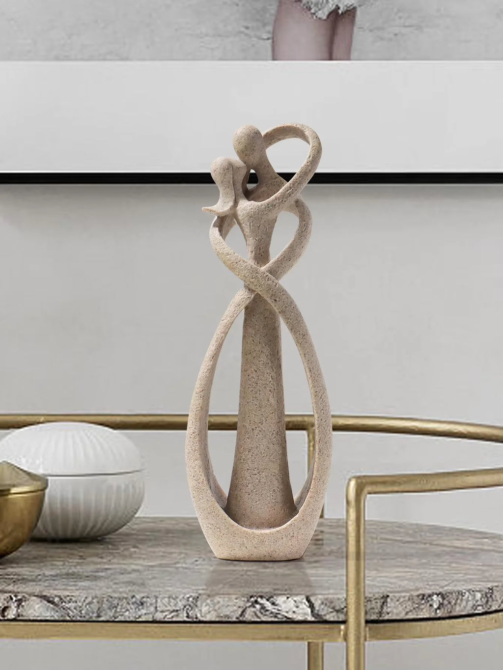 Escultura Casal em Abraço — Símbolo de Amor e Conexão