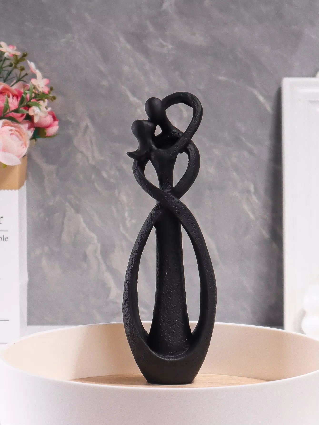 Escultura Casal em Abraço — Símbolo de Amor e Conexão